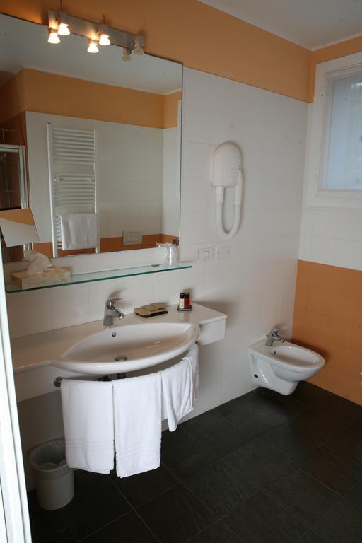 Hotel Michelangelo Мілано-Маріттіма Екстер'єр фото